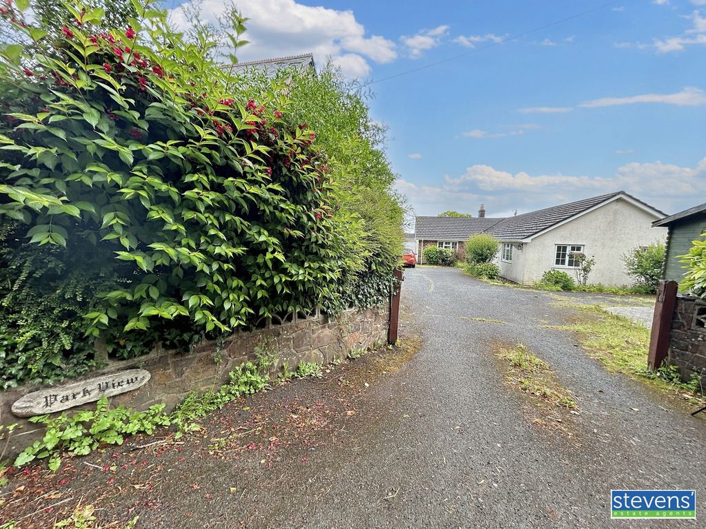 Property photo 3 of 43 Image00013