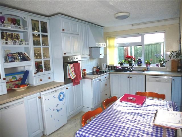 Property photo 2 of 11 Kitchen