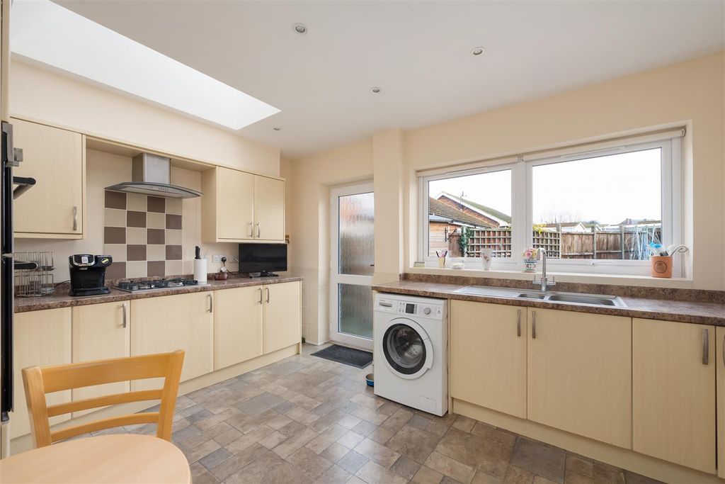 Property photo 2 of 13 Seasalter Lane, Seasalter, Whitstable