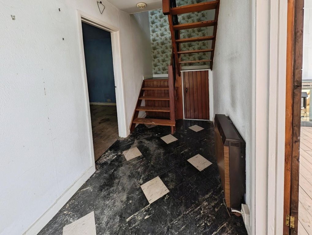Property photo 3 of 20 Deaad75A-Hall 202.Jpg