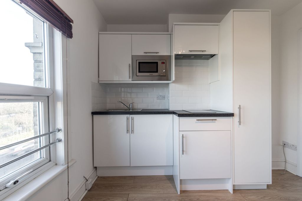 Property photo 2 of 6 Kitchen