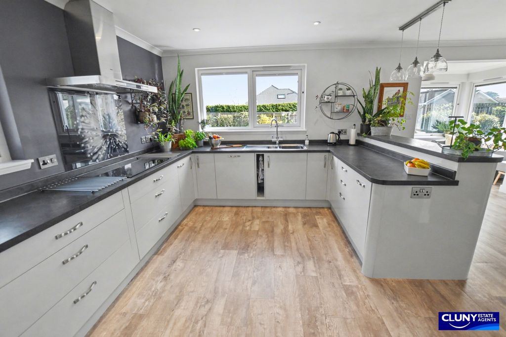 Property photo 2 of 27