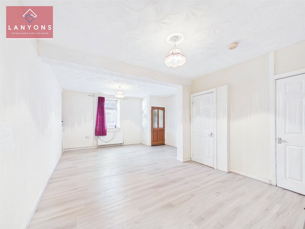 Property photo 2 of 12 Picture No. 15