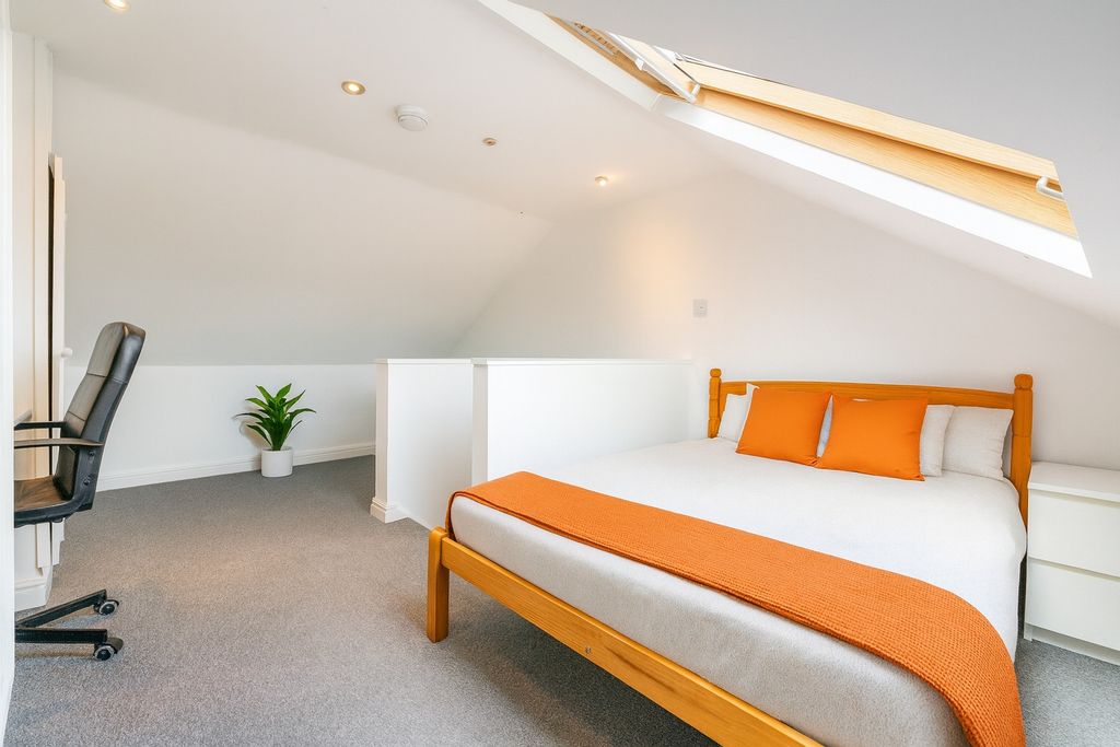 Property photo 3 of 5 Bright Loft Bedroom With Skylight And Study Area...