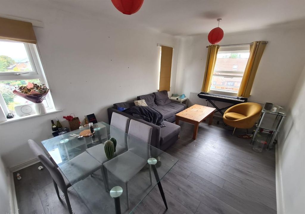 Property photo 2 of 12 Lounge