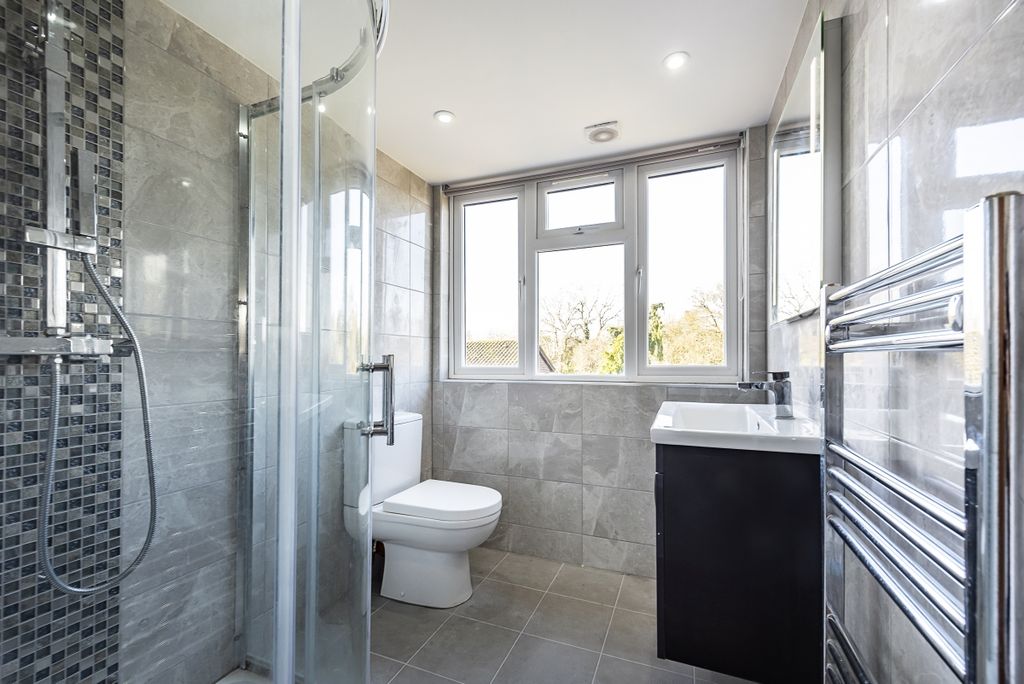 Property photo 3 of 12 Ensuite 2