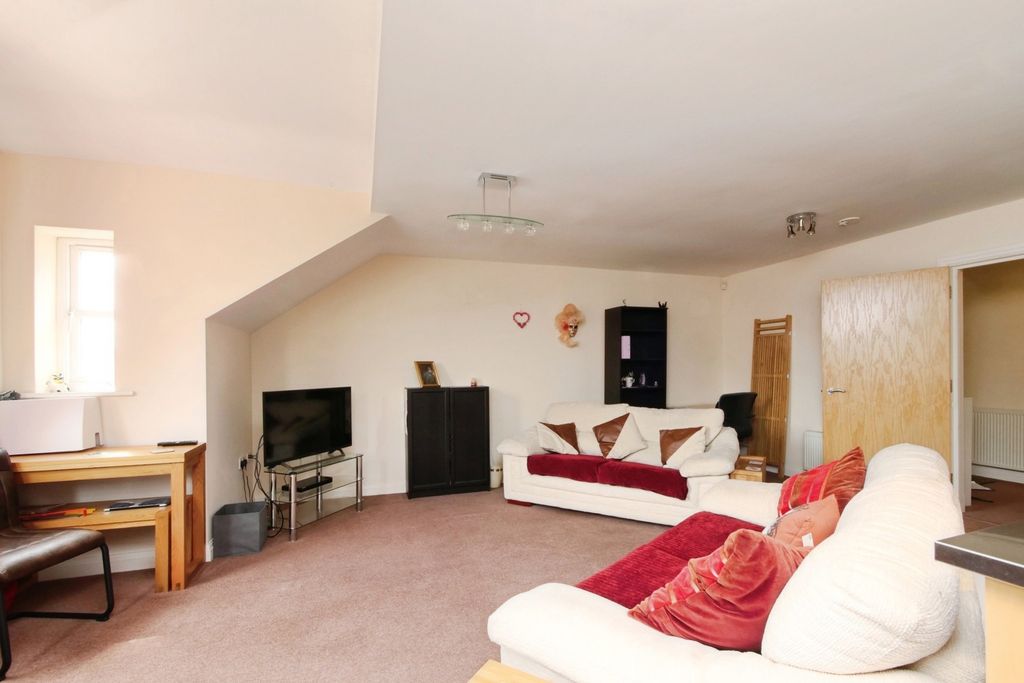 Property photo 2 of 12 Lounge