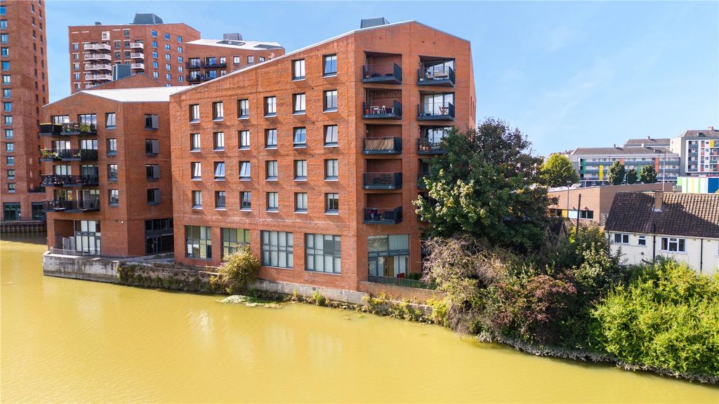 Property photo 1 of 8 Exterior/River Lea