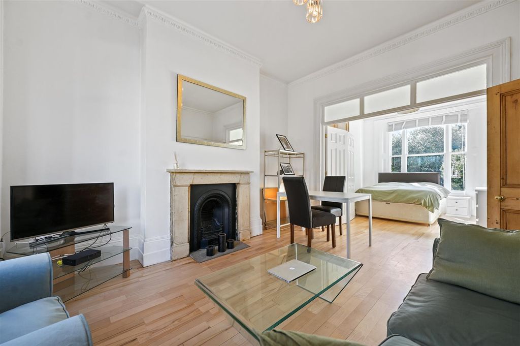 Property photo 1 of 8 Brackenbury Gardens - Reception