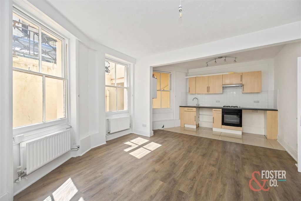 Property photo 3 of 13 St Aubyns 18, Flat 1-003.Jpg