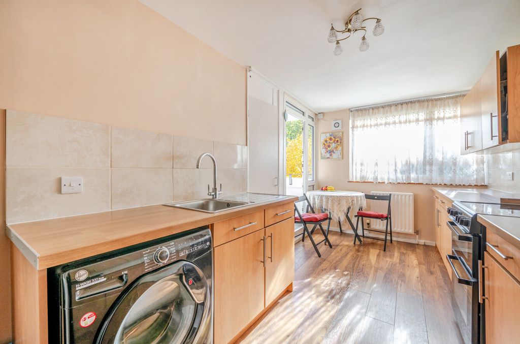 Property photo 3 of 11 1368935-25-68F0F9...