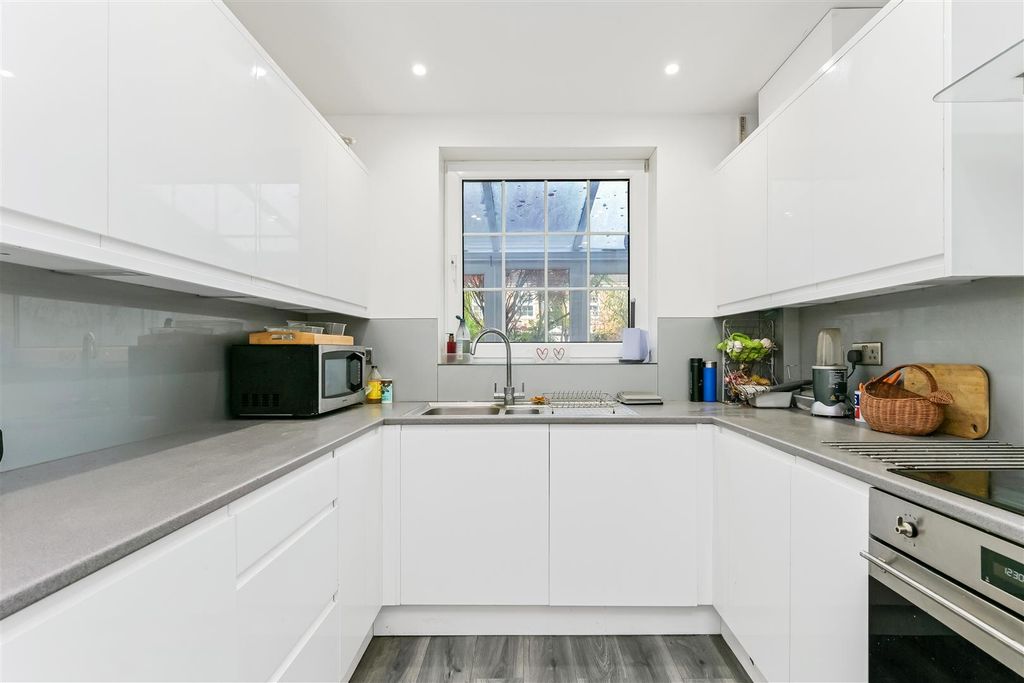 Property photo 3 of 33 32B Churchfields-22.Jpg