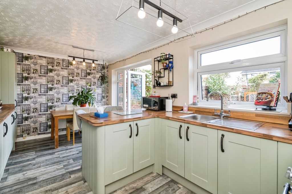 Property photo 3 of 17 Kitchen