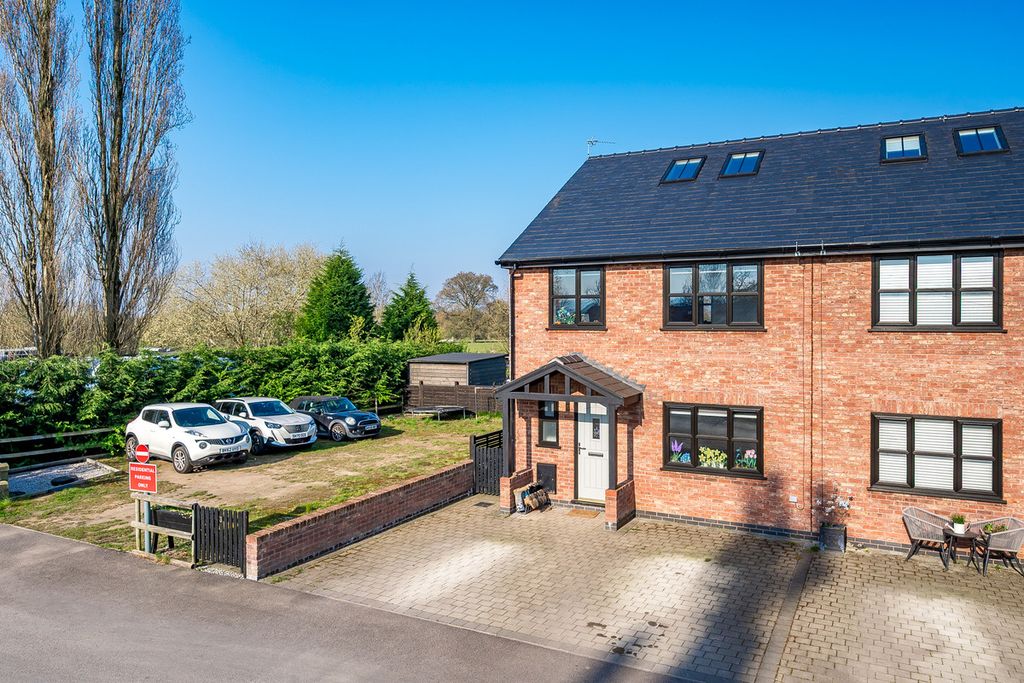 Property photo 2 of 32