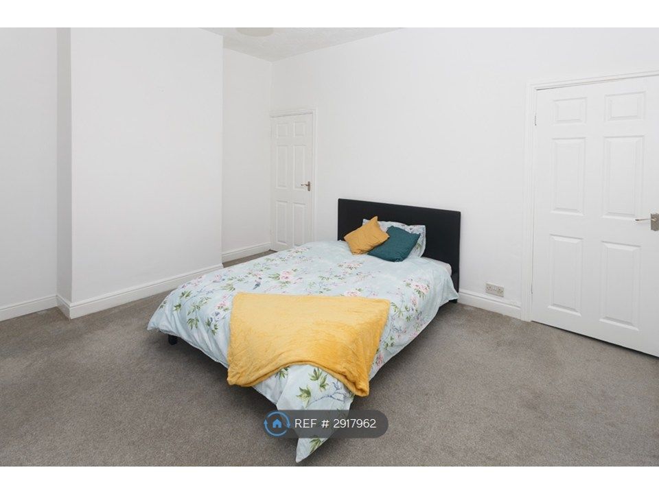 Property photo 2 of 18 Bedroom 1