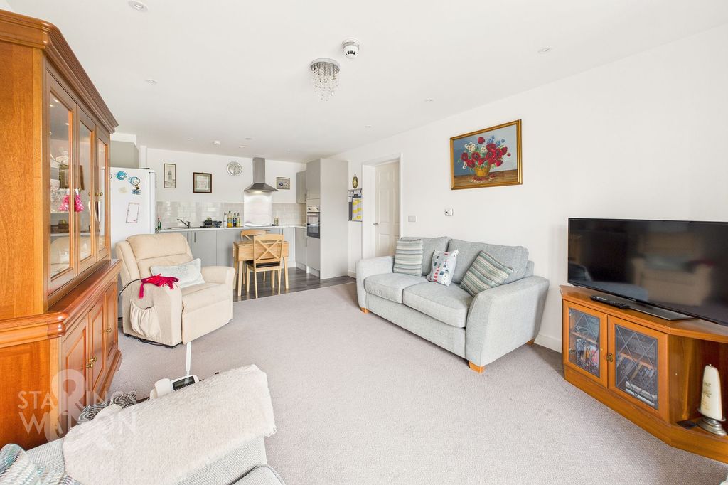 Property photo 2 of 17