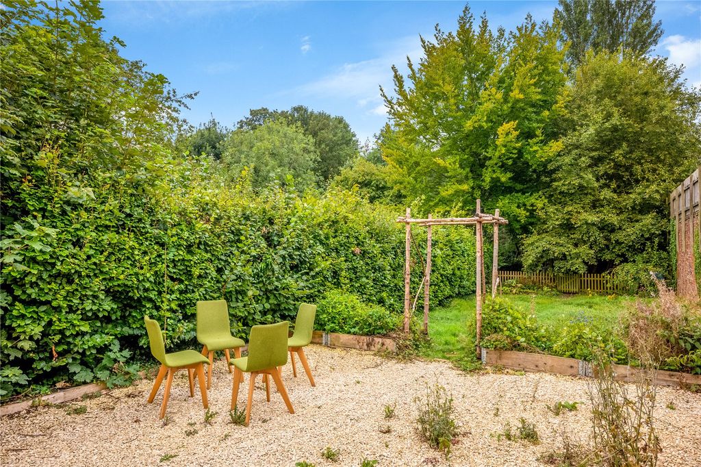 Property photo 2 of 7 Seating