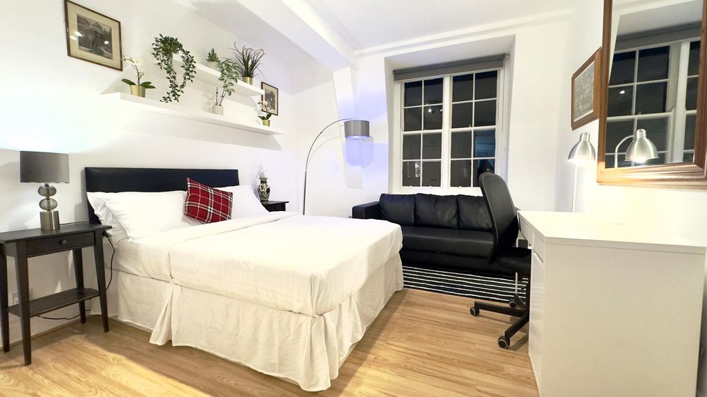 Property photo 2 of 27 Bedroom