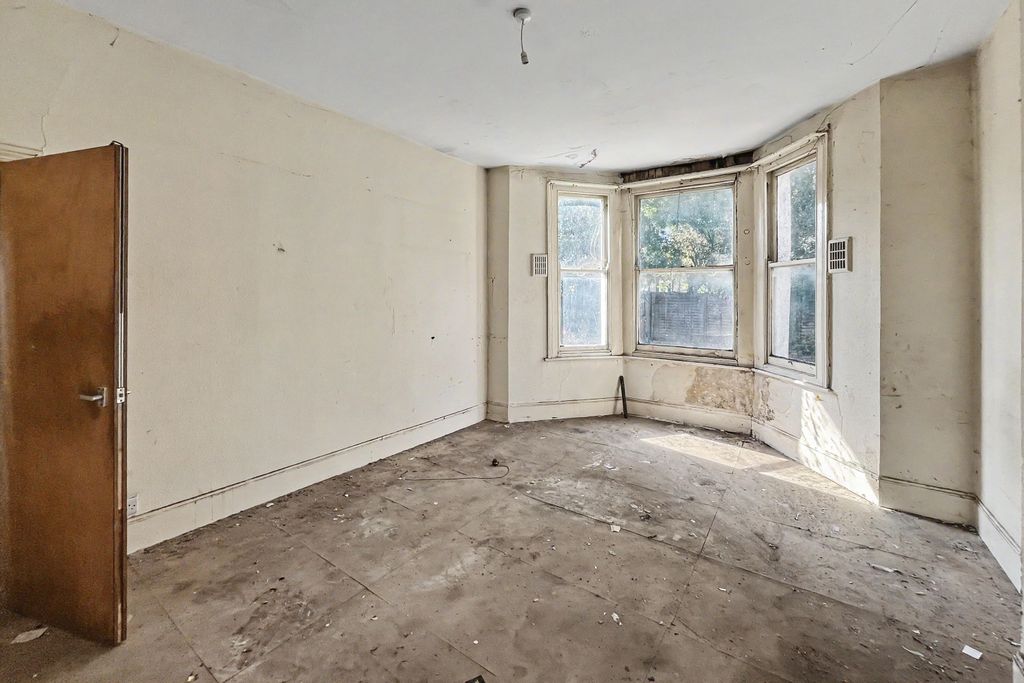 Property photo 3 of 13 95B Woodside, Wimbledon, London, Sw19 7BA
