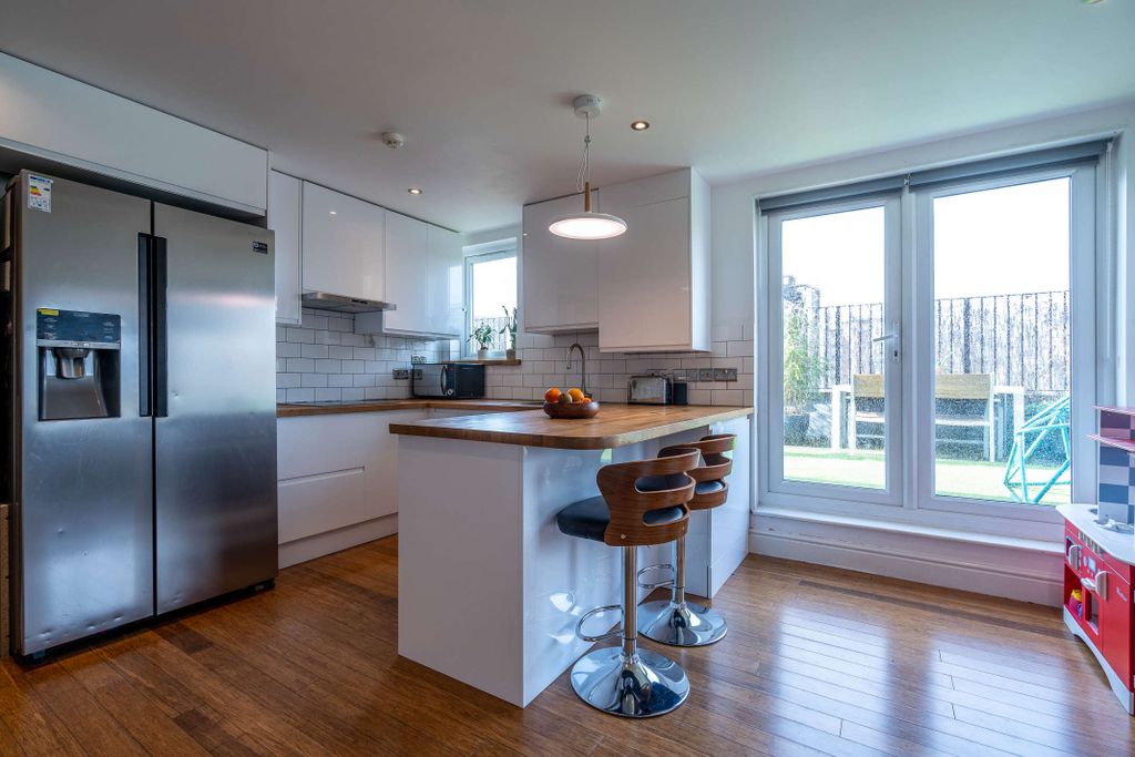 Property photo 1 of 30 8455990-Interior06-800