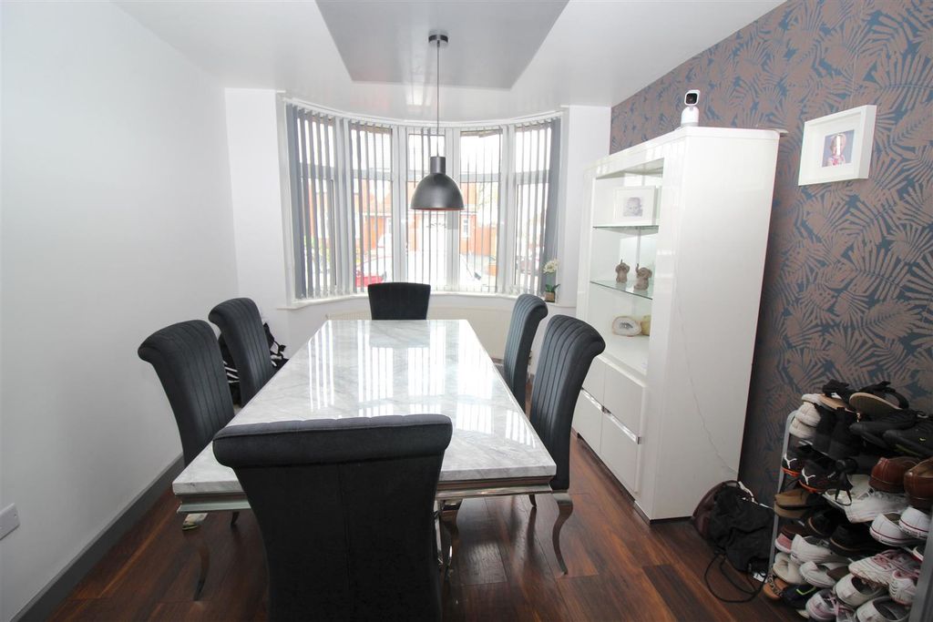 Property photo 3 of 11 Dining
