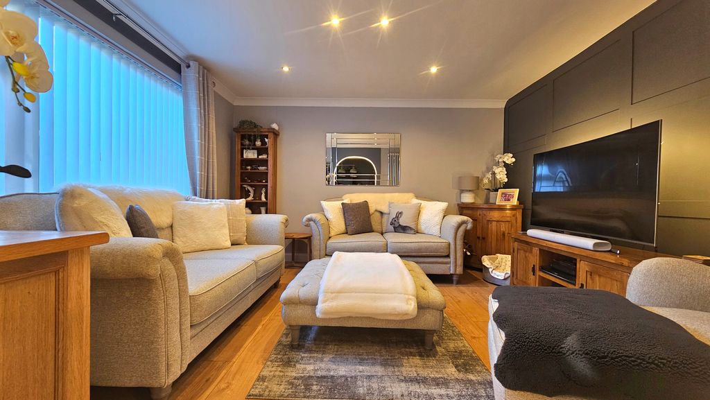 Property photo 3 of 18 Lounge