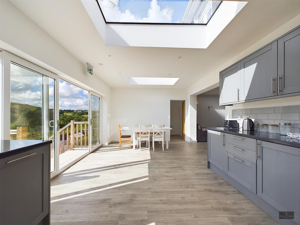 Property photo 2 of 8 Bqgoaclbhkyresqmxm4Fbg.Jpg