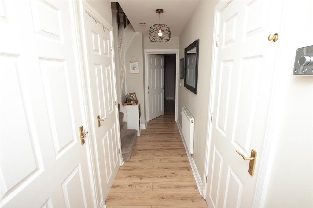 Property photo 2 of 20 Entrance Hall