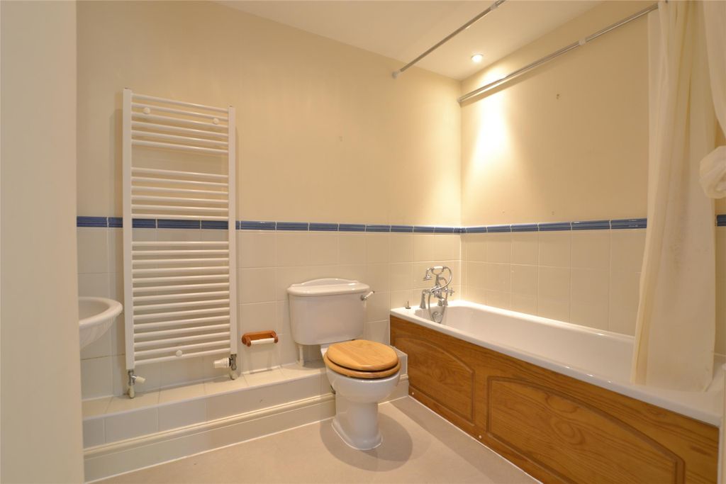 Property photo 2 of 8 Bathroom