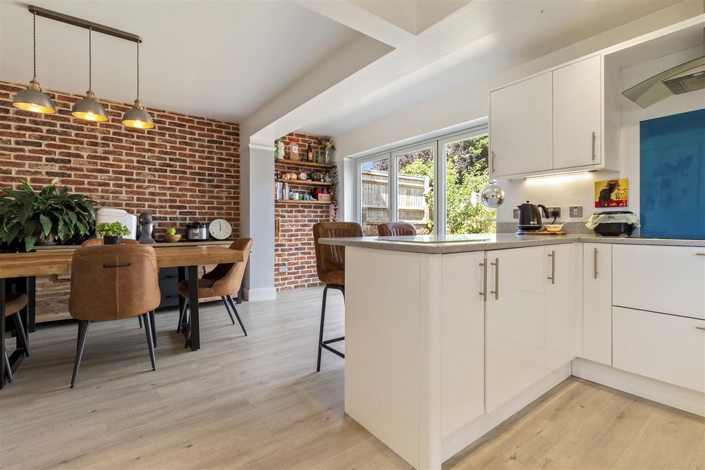 Property photo 2 of 19 4 Wiston Avenue-013.Jpg