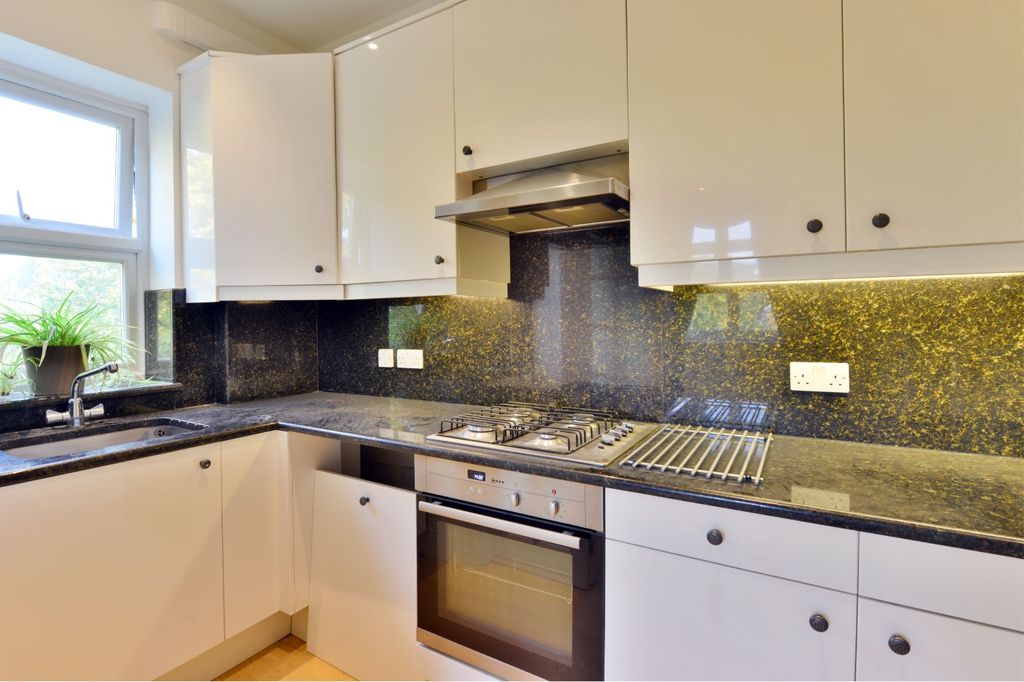 Property photo 3 of 10 4831842