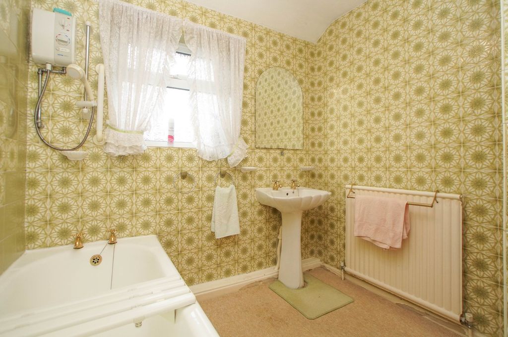 Property photo 3 of 22 Bathroom