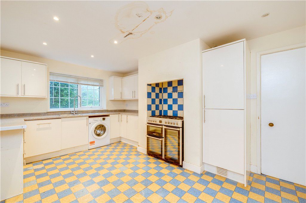 Property photo 3 of 16 Kitchen
