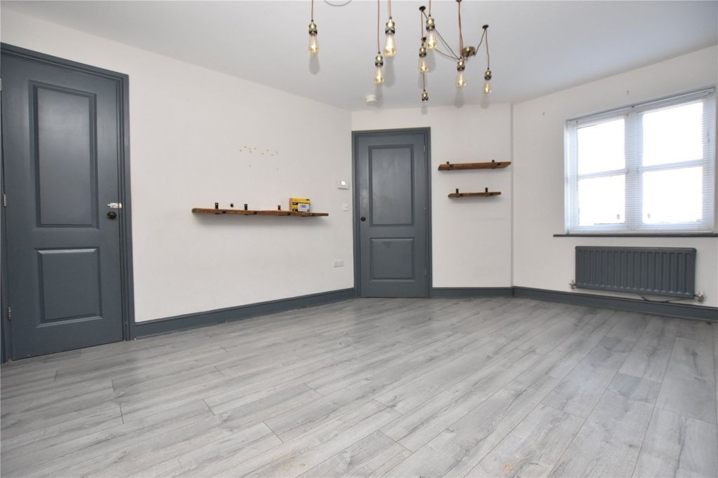 Property photo 2 of 27 Picture No. 19