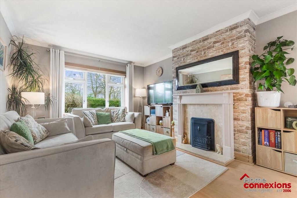 Property photo 2 of 33 Lounge Dining (1)