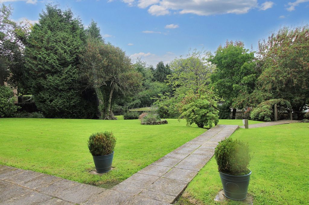 Property photo 2 of 3 Communal Gardens