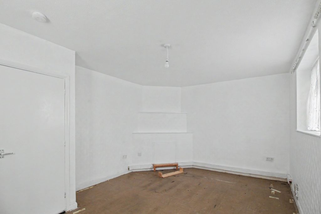 Property photo 2 of 20 16 Ilkley Road, Royal Docks, London, E16 3Jx