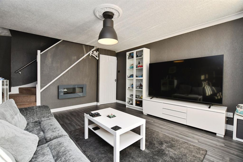 Property photo 2 of 16 Lounge