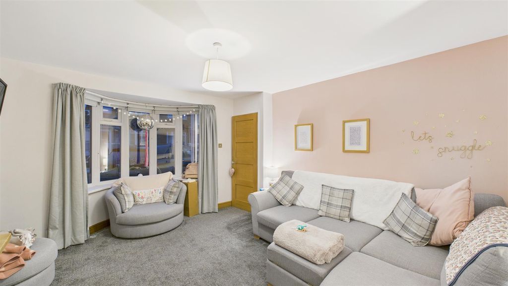 Property photo 2 of 26 Lounge