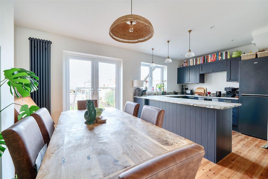 Property photo 3 of 12 1409875-4-6989Dacf70148.Jpg