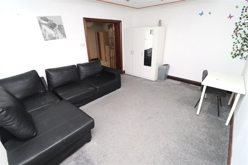 Property photo 3 of 8 2025-06-07 14.17.24.Jpg