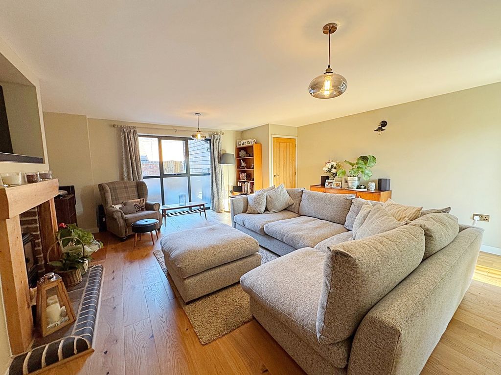 Property photo 3 of 27 Lounge