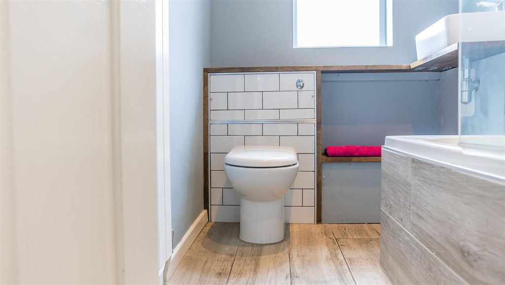 Property photo 3 of 18 Bathroom
