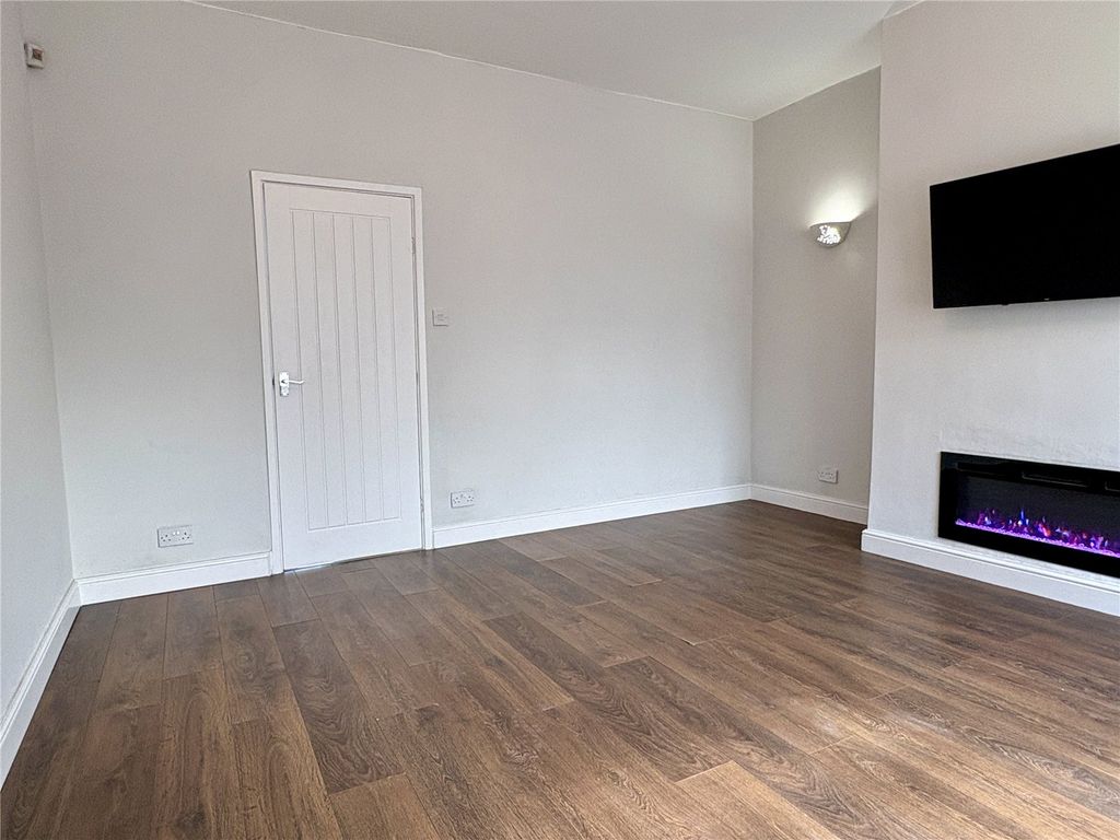 Property photo 3 of 14 Lounge