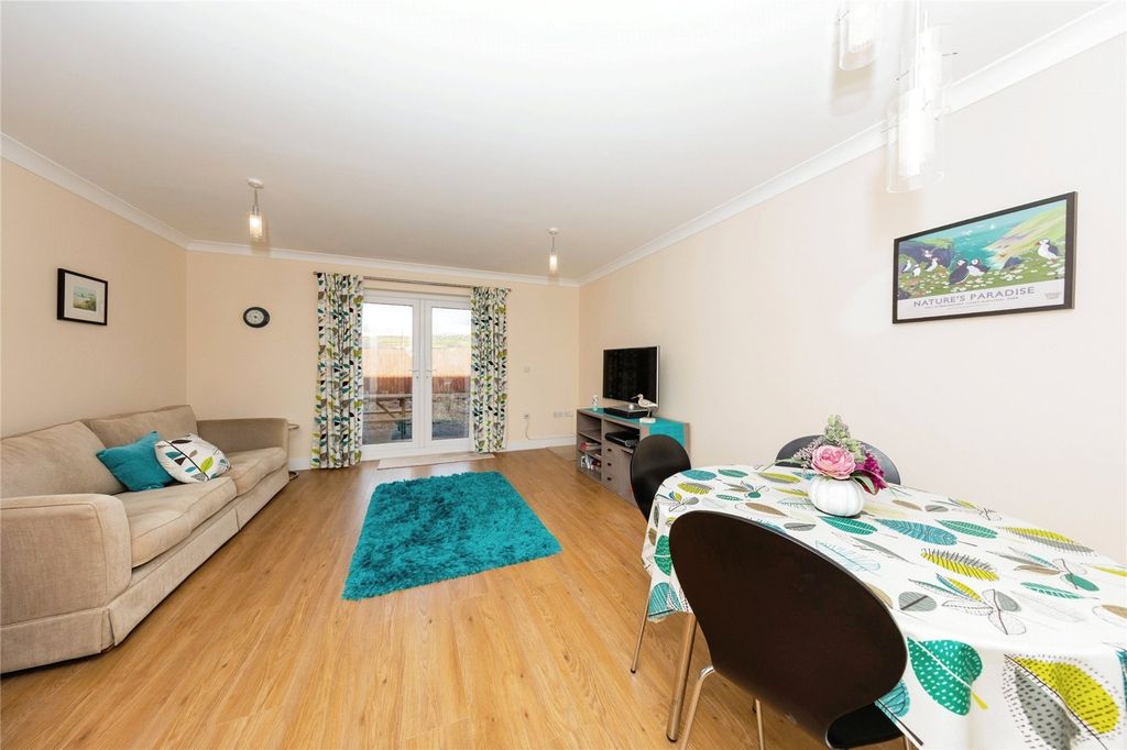 Property photo 2 of 18 Picture No. 12