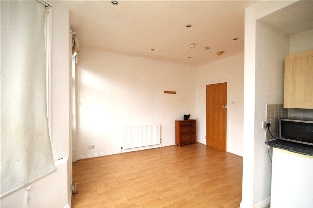 Property photo 3 of 7 Living Room/Kitchen