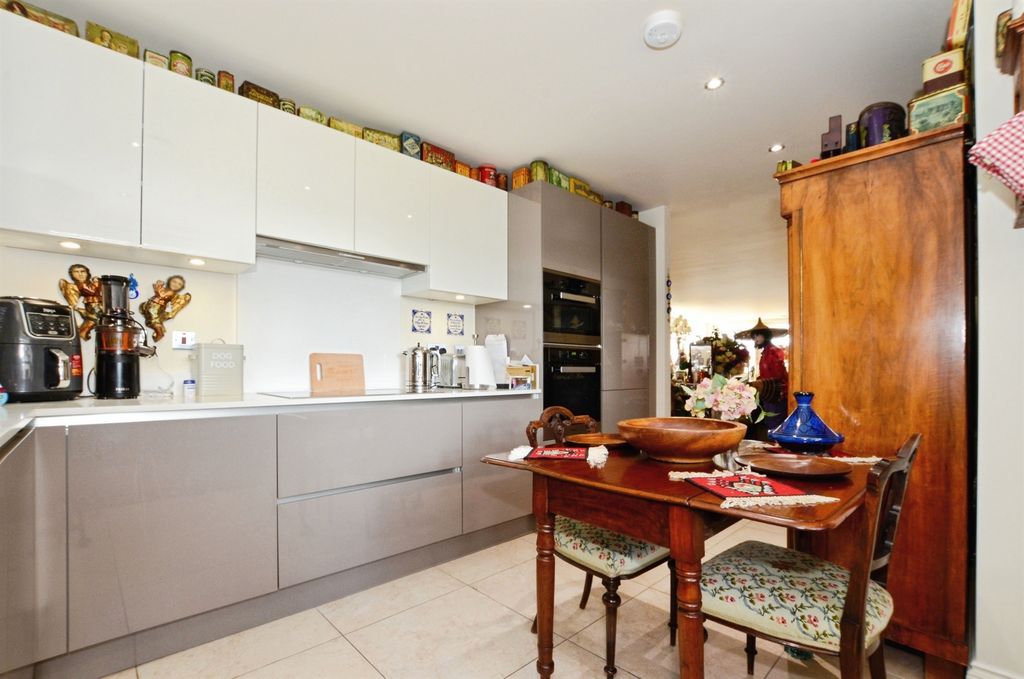 Property photo 2 of 33