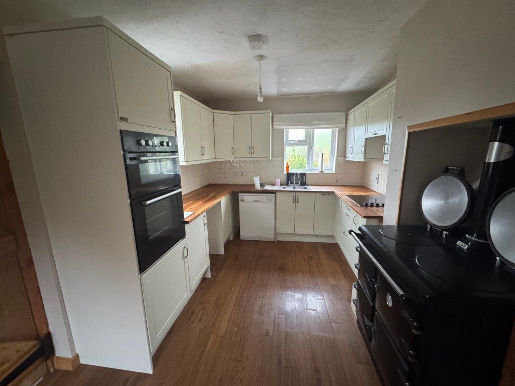 Property photo 3 of 10 Kitchen