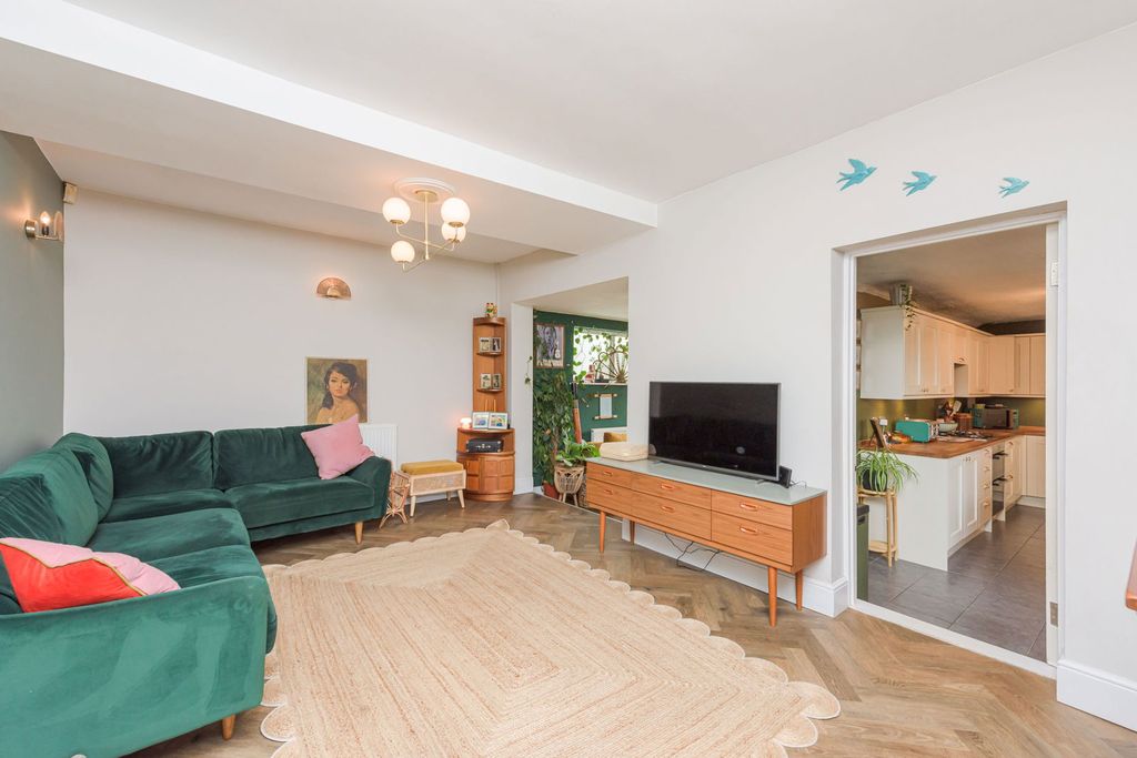 Property photo 2 of 33