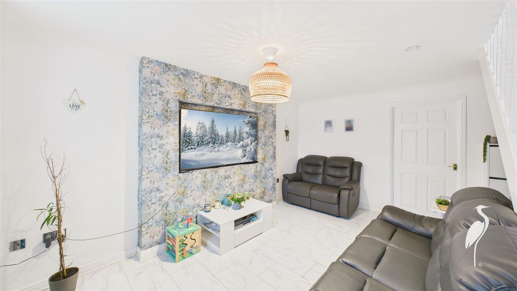 Property photo 3 of 16 Lounge